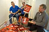 DUGNAD: Erik Birkeland (t.v), Jonny Ottesen og Rolf Unneland stifter plakatene som skal bæres i 1.mai-toget i Bergen.