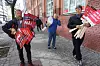 ALDRI FLAU: -Jeg har aldri vært flau for å delta i 1.mai-tog, sier Jonny Ottesen (t.h).