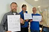 NOE Å KJEMPE FOR: Rolf Unneland (t.v), Jonny Ottesen og Erik Birkeland har mye å kjempe for. Her er plakatene de gjerne kunne ha båret i 1.mai-tog.