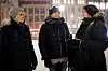 Hanne Jørgensen (f.v), Trude Landsverk og Siri Glad Hauge fra barnevernstjenesten i Sarpsborg ble stående igjen på Eidsvoll plass i Oslo og diskutere etter at demonstrasjonen var over.