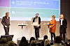 DUELL: Utviklingshemmede må få samme rett som andre til å velge hvordan de vil bo, mener Jens Petter Gitlesen (t.v.). Mary Ann H. Alstad og Randi Huus erfarer at støre enheter kan fungere bra for noen. I midten debattleder Cato Brunvand Ellingsen.
