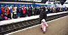 Flyktninger på togperrongen i Lviv venter på tog til Polen. I følge FNs høykommissær for flyktninger skal en million mennesker ha flyktet fra Ukraina i løpet av krigens første uke.