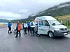 En følgebil frakter all bagasjen. Med på turen er også to elsykler som kan brukes hvis noen skader seg eller har en dårlig dag.