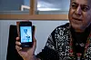 På mobilen har han bilde av Pia, naboen som tok så godt imot ham og kona Zhara da de kom flyttende til Øvre Eiker for 35 år siden.