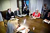 Alvoret preget partene da riksmekleren ønsket velkommen på Riksmeklerens kontor mandag. Nå skal partene holde seg i Grensen i Oslo for å prøve og finne en løsning. Fra venstre: personaldirektør i staten Merethe Foss i Staten, riksmekler Nils Dalseide, LO Stats leder Tone Rønoldtangen, og Rikke Ringsrød fra Akademikerne.