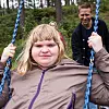 Mia Annie Holt (18) fra Oslo og (snart) vernepleier Kristian Espen (31) kobler av etter gårsdagens heldagstur til Tusenfryds karuseller.