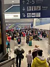 Hvert eneste tog som kom til Krakow fra grensebyene var fylt opp til randen av ukrainere på flukt fra krigen.