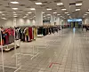 Hilde Mari og de andre frivillige rigget til denne gratis-butikken i Krakow. Her kan ukrainske flyktninger selv plukke ut klær.
