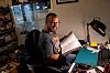 Karl-Terje kan lese faglitteratur på jobb og andre steder, men han trives best på hobbyrommet i kjelleren.