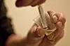 HARDT LIV: Mens brukerdoser på 20 milligram hvit heroin forberedes ved Brugerforeningen i København, strides FO og helseminister Bent Høie om denne typen 'friskmelding' skal avskaffes i privat eller offentlig regi.