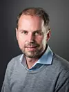 PROFESSOR VED SERAF: Thomas Clausen mener det er mange ubesvarte spørsmål som må besvares når ny narkotikapolitikk skal meisles ut.