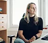 Psykolog Cecilie Byholt Endresen oppfordrer ledere til å være tett på nye ansatte.