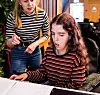Oda Hugnes (17) fra Trondheim øver inn 'Din egen vei' sammen med hjelper Jenny Bulterud før framføringa. Det er første gang hun spiller piano.