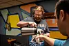 Sjur sørger for å ha servere bandmedlemmene kaffe.