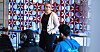 Mona Larssen jobber som miljøterapeut på Jåtta videregående skole i Stavanger og er innom to ganger i uka. Denne dagen snakker hun med førsteklassingene på helse- og oppvekstfag om hva som gjør at de trives på skolen.