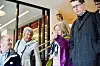 KAMPEN FORTSETTER: Mimmi Kvisvik og hennes forhandlingskamerater i Skolenes Landsforbund toget skuffet ut av Kommunenes hus ti på halv seks i ettermiddag.