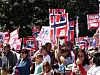 MED GUD - MOT Norge: Folk demonstrerte lørdag mot det norske barnevernet i 15 byer i USA. De religiøse overtonene var sterke i Sacramento, California.