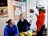 PAUSE I BRAKKA: Skiinstruktørene Lasse Hilleborg og Line Damgaard (t.h) samles i brakka til matpasue sammen med Jill Garen, som eier skiskolen.