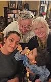 Rila Lahlahi hadde med sønnen til julefesten. Her med Lars Wold og Åse Marie Hellerud i Kirkens Bymisjon.
