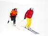 PÅ ETT BEN: Line Damgaard (t.v) har amputert det ene benet, og har lært seg å stå på en ski. Nå er hun en av skiinstruktørene i skiskolen til Jill Garen.
