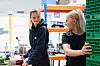 Ida Asheim (t.h) og lærling Maja Brurok møtes for første gang denne arbeidsdagen. De finner tonen over søppelet.