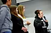 For fire måneder siden ruset hun seg. Voksne hadde beskrevet henne som kronisk sint og en som det var vanskelig å nå inn til. Nå står hun på scenen. Forteller hvordan profesjonaliteten som den ofte er i dag, kan ødelegge tillit.