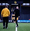 John-Håkon Nybakk (t.v) og Ørjan Hinna tar seg en tur på banen. Spillerne er på treningsleir i Spania.