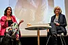 Forfatter og sosionom Anna-Sabina Soggiu ble utfordret av ordstyrer Jorunn Vindegg på bokbad torsdag.