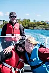 Øystein Barane manøvrerer båten inn mot Vibrandsøy hvor de skal gå i land. - Det har aldri vært vanskelig å få med Magnus ut, sier Susanne Ottøy Riise.