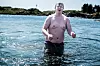 Magnus Ausland Storesletten kommer seirende opp av det kalde vannet.