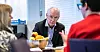 Per Olaf Lundteigen (Sp) lytter til Julian Slettaøien. T.v.: FO-leder Mimmi Kvisvik.