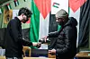 Ahmad Hussein sjenker i kaffe til Abusseriya. De to holder fortet denne dagen.