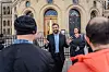 På vei inn til fest med Høyre, fikk arbeidstakerne knyttet til HELT MED beskjed om at regjeringen likevel ikke kutter fem millioner kroner til stiftelsen. Her forkynner Arbeiderpartiets Torbjørn Vereide nyheten.