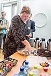 Spretter kaken: Andrea B. Næss ønsker jobb i Kragerø gjennom HELT MED-ordningen. Denne uka var hun på kakefest i Stortinget. I bakgrunnen til venstre Petter Østreng (servicevert, Fellesorganisasjonen) og Aleksander Stokkebø (Høyre).