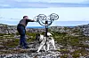 Han lurer fælt på hva disse installasjonene er, de som har dukket opp rett før veien tar oss ned til det eneste fiskeværet i Sør-Varanger: Bugøynes, også kalt «Lille Finland».