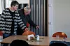 Alle de ansatte ved bo- og mestringssenteret kan ledsagerteknikk. Hege Lund Johansen, daglig leder og vernepleier, leder her Åge Andersen til plassen hans ved spisebordet. Beboerne trenger som regel en til å ledsage seg når de skal ut og gå.