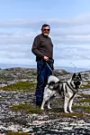 Henriksen gjør et lite stopp for hunden sin skyld før han kjører ned til Bugøynes, som ligger mellom Kirkenes og Varangerbotn. Her møtte han kona på en fest andre juledag. Han regner seg frem til at det må ha vært rundt 1980.