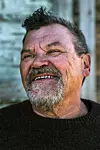 – Jeg må smile på noen bilder også ellers ser jeg vel bare skummel ut, sier Henriksen...og smiler.