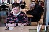 Hver dag serveres middagen klokka 15. Halfrid Olsen er blant dem som sitter klar en stund før maten kommer på bordet.