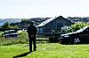 Bak haugen, bak huset, var det at Henriksen skjøt reven. Nå er det broren hans (som er middels glad i biler) som har tatt over barndomshjemmet. Og det er helt greit. Henriksen trives godt i Alta.