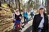 PÅ STIEN: Hilde Elise (t.v) og Sol leder an i jakten på geocacher.