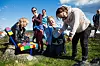 JEG FANT: Vilde stråler opp når hun finner geocachen under benken.