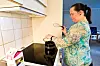 MATLYST: Cora Maria Galucio koker opp en pose carbonarasaus. Hun håper å snart bli med på naboenes felles matinnkjøp.