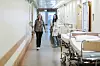 Som sykehussosionom må man samarbeide med mange andre yrkesgrupper, som for eksempel psykologer. Ida Krag-Rønne Mannsåker møter på psykolog Linda David i gangen på Oslo universitetssykehus.