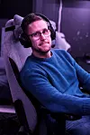 Marius Ruud spiller både i jobben og privat. - Gaming gir mestring for mange, sier han.