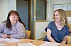 FORNØYDE: Hege Westø og Torgunn Voldnes disuterer behandlingsplanen.