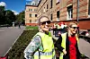 Maria Hovind (.t.v.) og Helena Wold tar på seg streikevester for første gang.
