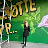 Torill Frydenlund signerte under grafittien på veggen i tunnelen.
