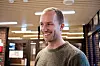 Barnevernspedagog Tomas Iversen går mye rundt i gangene på Hellerud.