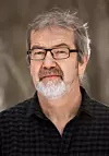 Professor Jan Tøssebro ved NTNU sier at store bofellesskap oftere ligner på institusjoner enn mindre bofellesskap.